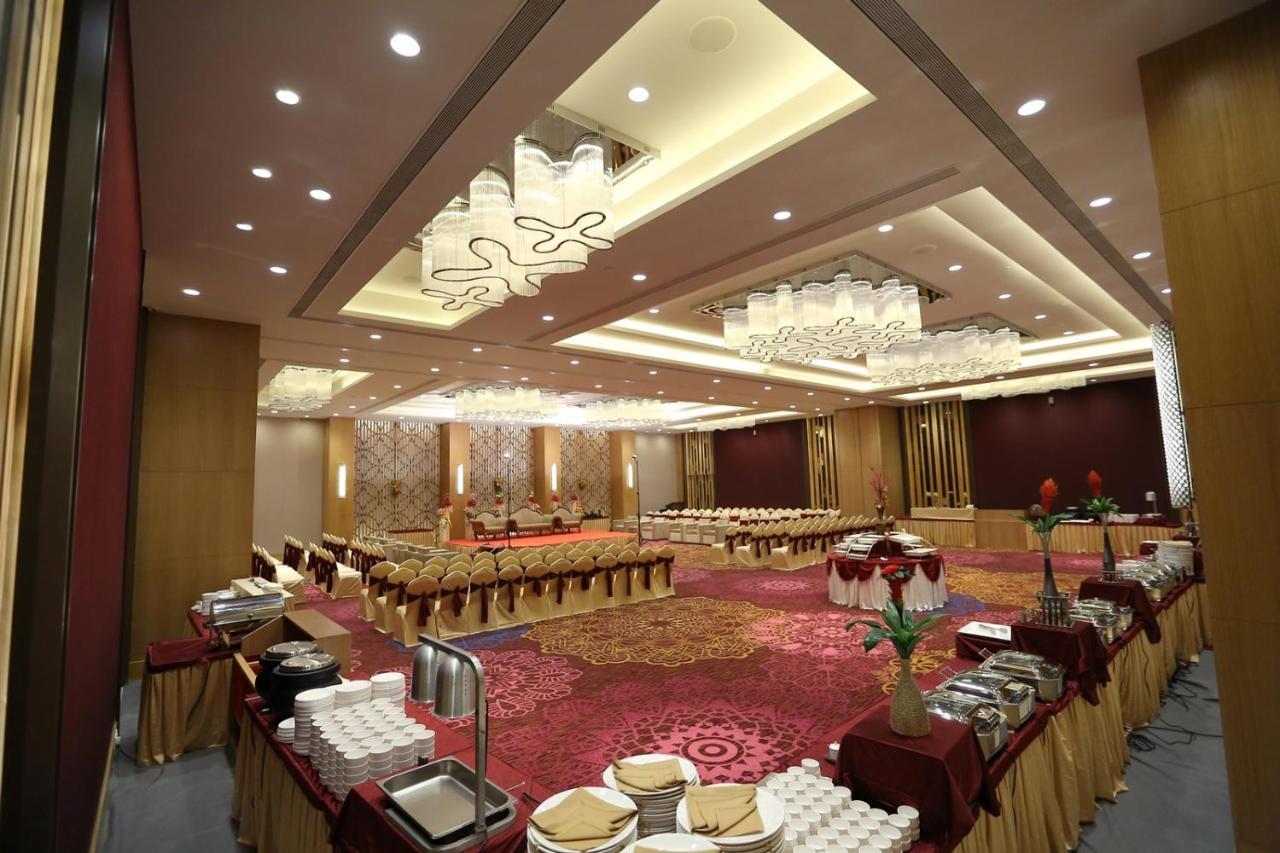 The Imperial Palace Rajkot Esterno foto