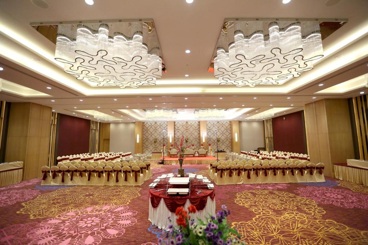 The Imperial Palace Rajkot Esterno foto